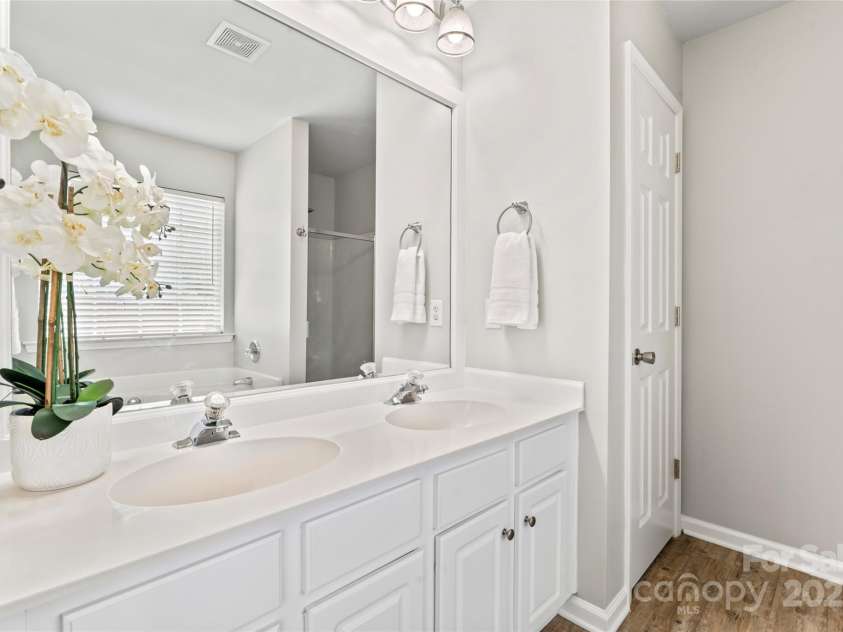 8309 Shinkansen Drive, Charlotte, NC 28213.  MLS# CAR4256523, YatesRealty ID 12469. Main bathroom
