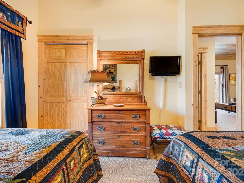 100 Flame Azalea Lane, Mars Hill, NC 28754.  MLS# CAR4248115, YatesRealty ID 12470. 