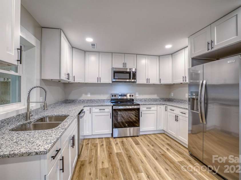 2625 20th Street, Hickory, NC 28601.  MLS# CAR4223099, YatesRealty ID 12471. 