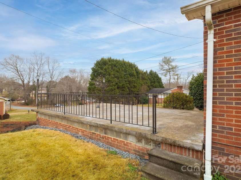 2625 20th Street, Hickory, NC 28601.  MLS# CAR4223099, YatesRealty ID 12471. 