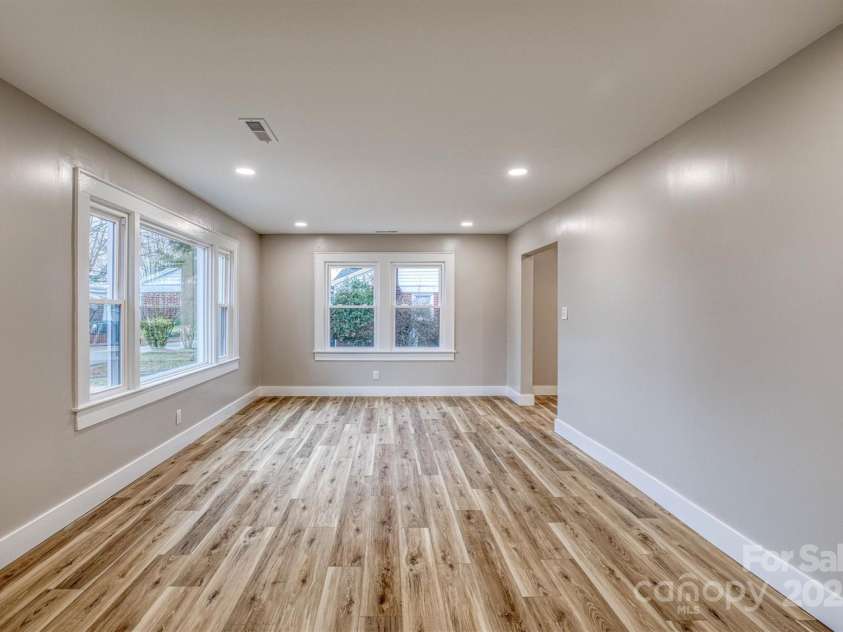 2625 20th Street, Hickory, NC 28601.  MLS# CAR4223099, YatesRealty ID 12471. 