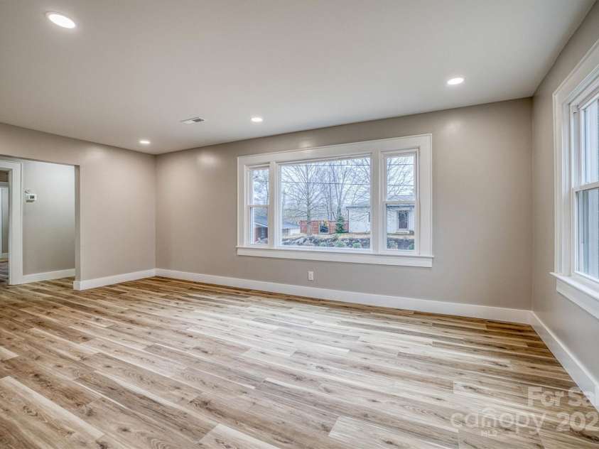 2625 20th Street, Hickory, NC 28601.  MLS# CAR4223099, YatesRealty ID 12471. 