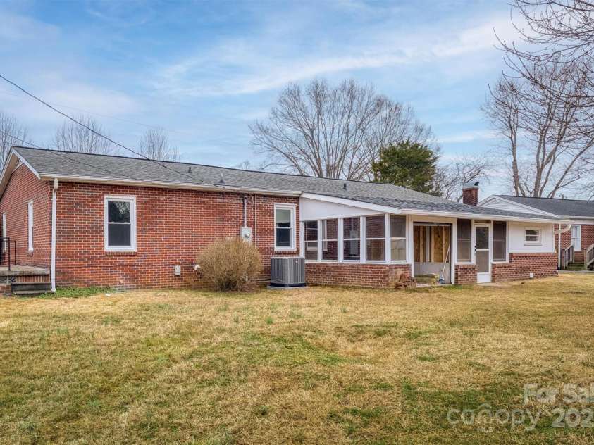 2625 20th Street, Hickory, NC 28601.  MLS# CAR4223099, YatesRealty ID 12471. 