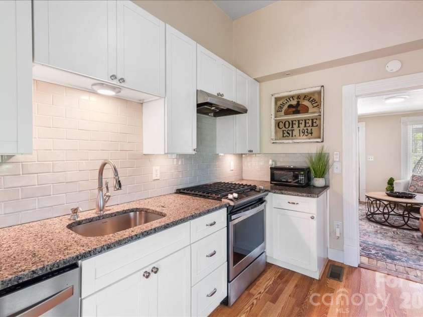 14 Woodrow Avenue, Asheville, NC 28801.  MLS# CAR4355902, YatesRealty ID 12473. 
