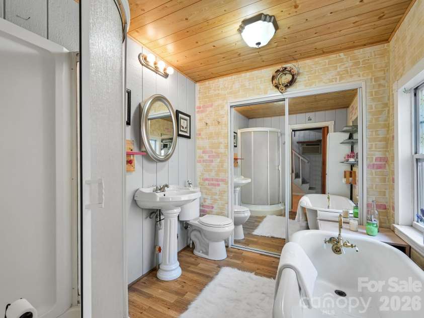 90 Davidson Gap Road, Leicester, NC 28748.  MLS# CAR4368699, YatesRealty ID 12474. Bright Bath