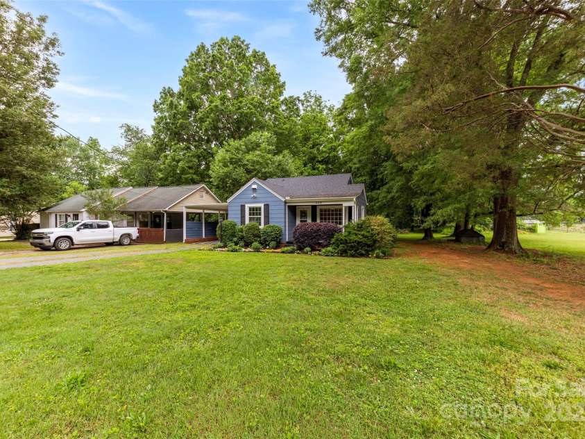 430 Sells Road, Salisbury, NC 28144.  MLS# CAR4253336, YatesRealty ID 12475. Large front yard