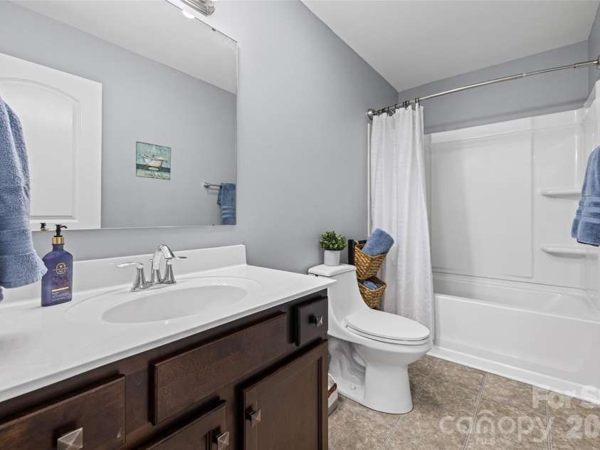 4643 Yarrow Street, Rock Hill, SC 29732.  MLS# CAR4369174, YatesRealty ID 12475. A shared hall bathroom.