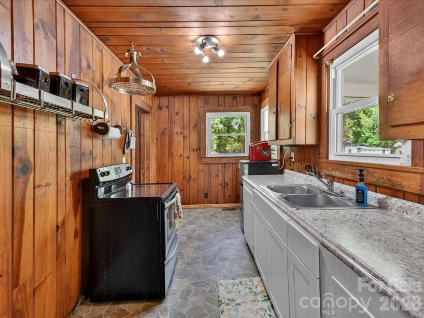 154 Lancaster Street, Chester, SC 29706.  MLS# CAR4370917, YatesRealty ID 12476. 