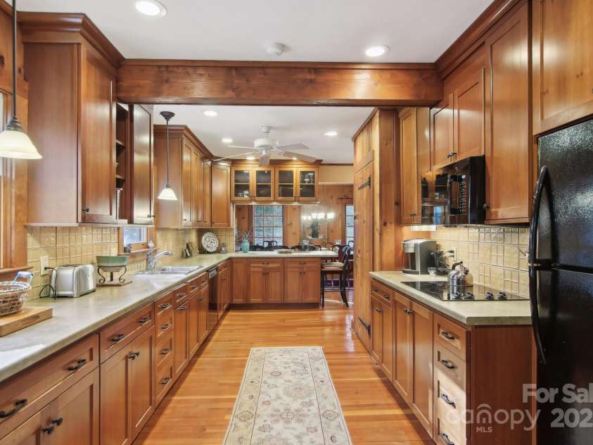 798 Evans Road, Hendersonville, NC 28739.  MLS# CAR4249023, YatesRealty ID 12477. Double overs, walk-in pantry