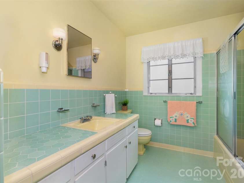 26 Laurel Loop, Maggie Valley, NC 28751.  MLS# CAR4367472, YatesRealty ID 12479. 