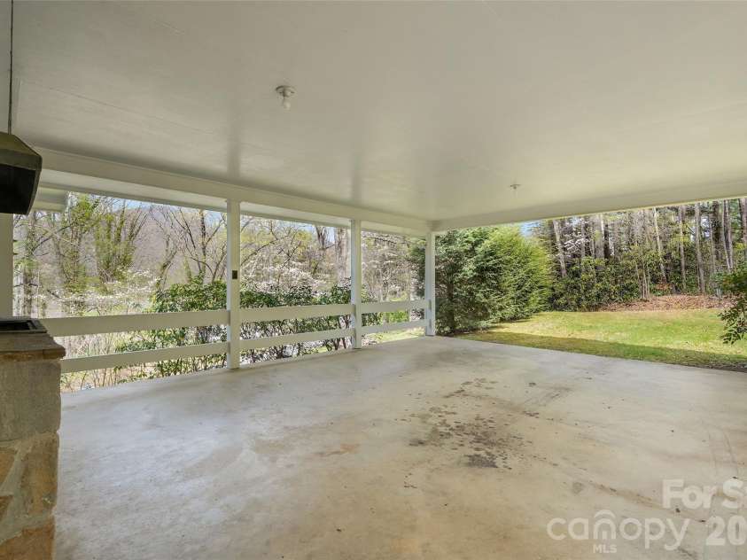 26 Laurel Loop, Maggie Valley, NC 28751.  MLS# CAR4367472, YatesRealty ID 12479. 