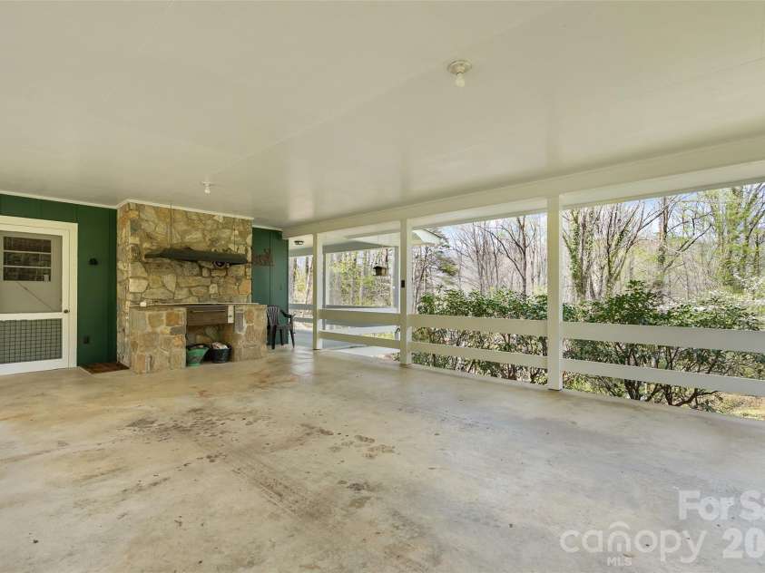 26 Laurel Loop, Maggie Valley, NC 28751.  MLS# CAR4367472, YatesRealty ID 12479. 