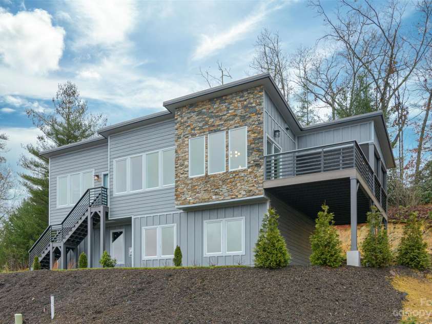 33 Course Drive, Etowah, NC 28729.  MLS# CAR4069124, YatesRealty ID 1248. Welcome to 33 N Course Drive!