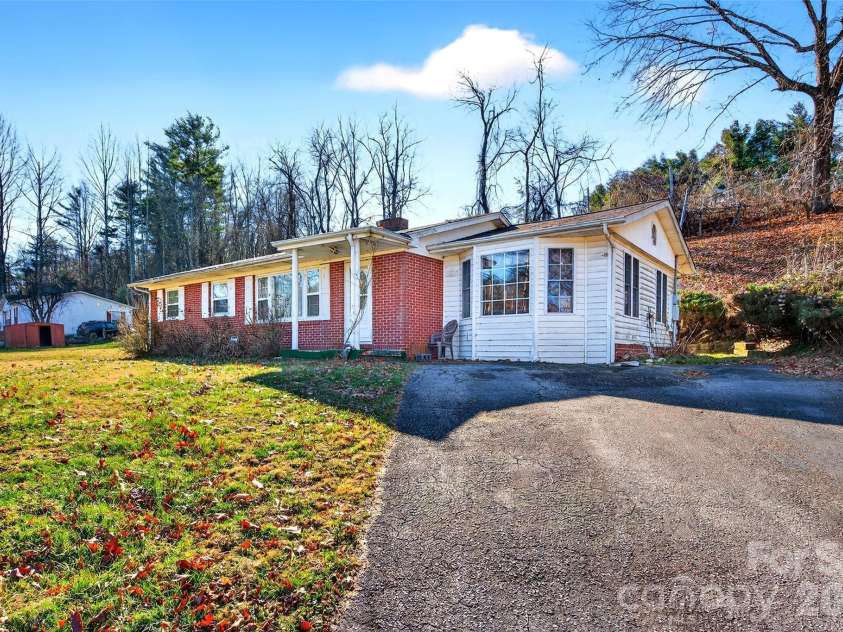 106 Chapel Street, Spruce Pine, NC 28777.  MLS# CAR4370999, YatesRealty ID 12480. 