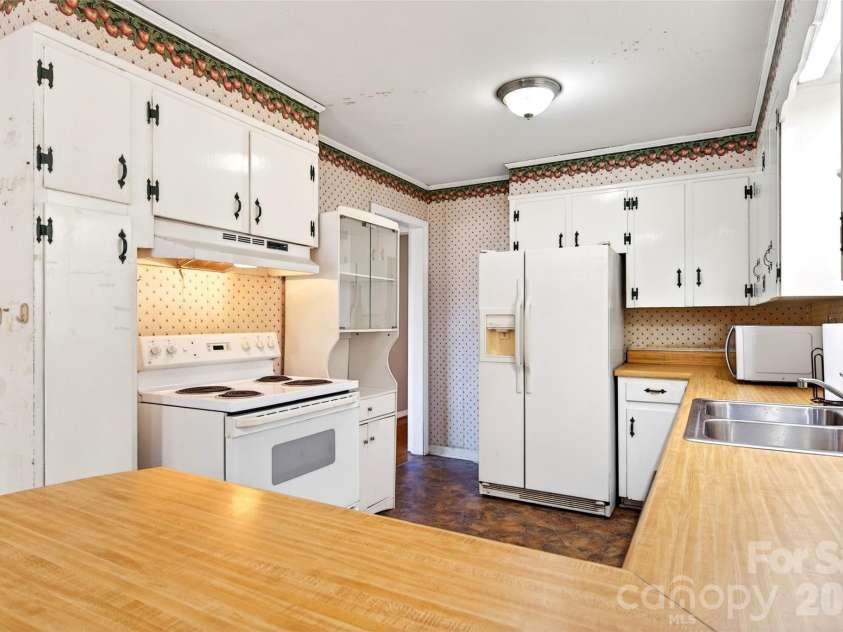 106 Chapel Street, Spruce Pine, NC 28777.  MLS# CAR4370999, YatesRealty ID 12480. 
