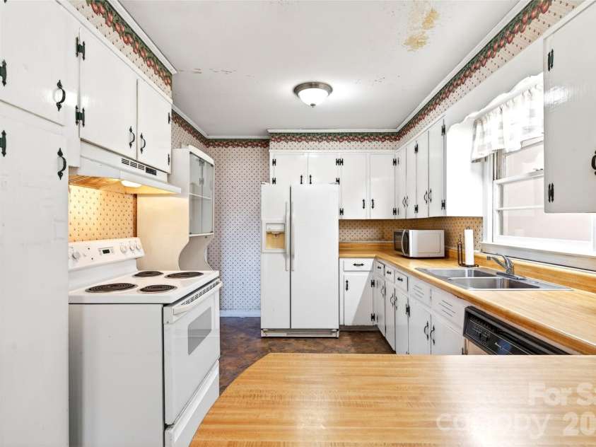 106 Chapel Street, Spruce Pine, NC 28777.  MLS# CAR4370999, YatesRealty ID 12480. 