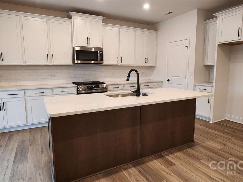 734 Sirius Lane, York, SC 29745.  MLS# CAR4320309, YatesRealty ID 12480. Kitchen equipped with gas range