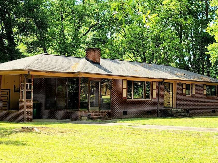 824 Kentberry Drive, Charlotte, NC 28214.  MLS# CAR4255426, YatesRealty ID 12482. 
