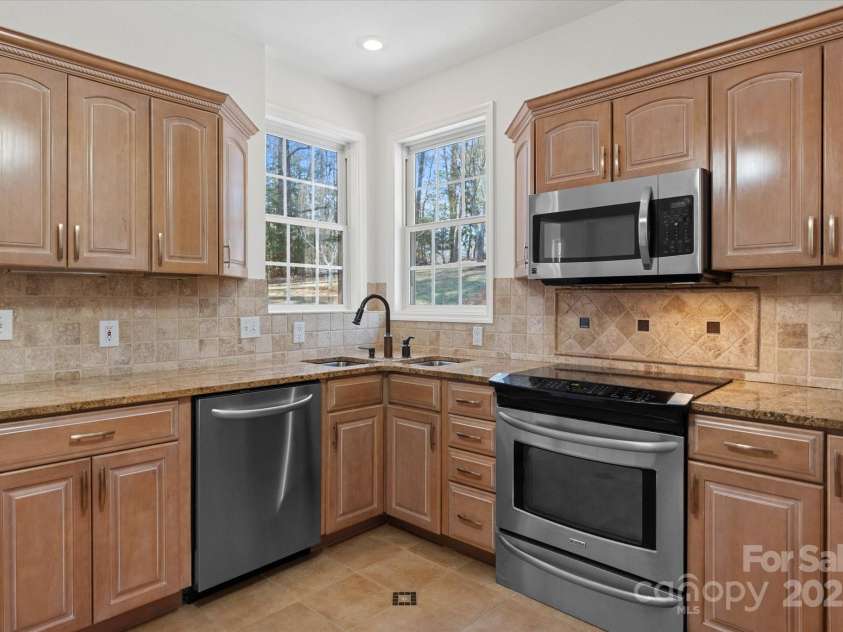 5774 Crown Terrace, Hickory, NC 28601.  MLS# CAR4213734, YatesRealty ID 12484. 