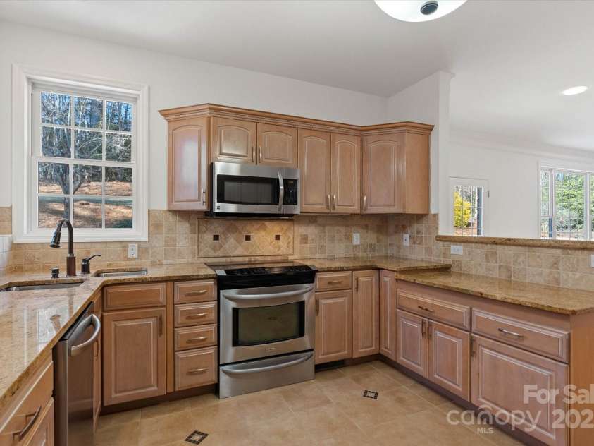 5774 Crown Terrace, Hickory, NC 28601.  MLS# CAR4213734, YatesRealty ID 12484. 