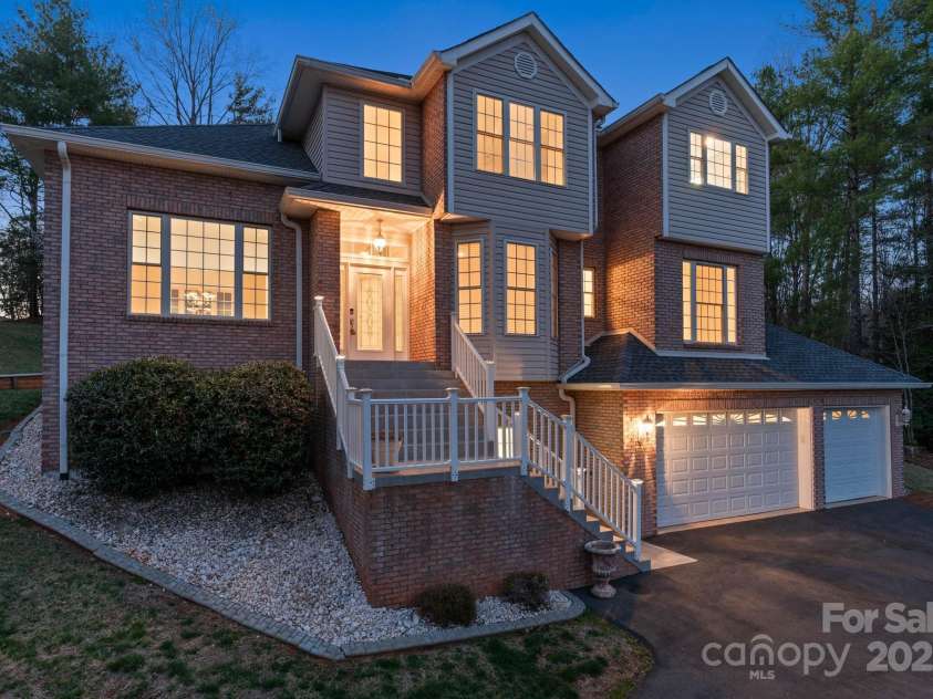 5774 Crown Terrace, Hickory, NC 28601.  MLS# CAR4213734, YatesRealty ID 12484. 