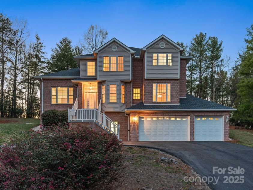 5774 Crown Terrace, Hickory, NC 28601.  MLS# CAR4213734, YatesRealty ID 12484. 