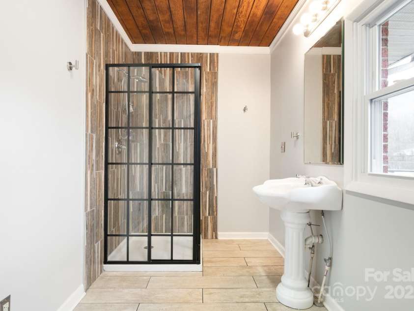 1134 Plott Creek Road, Waynesville, NC 28786.  MLS# CAR4221979, YatesRealty ID 12485. Large Primary Bathroom.