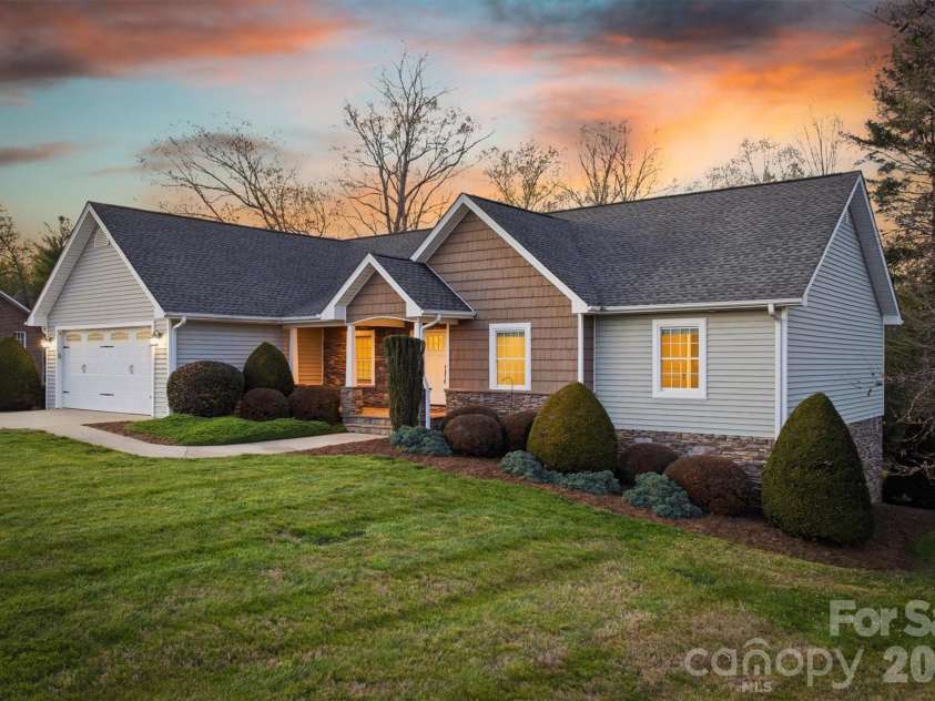 5205 South Oak Circle, Granite Falls, NC 28630.  MLS# CAR4367117, YatesRealty ID 12485. 