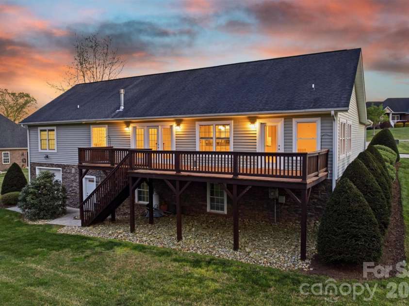 5205 South Oak Circle, Granite Falls, NC 28630.  MLS# CAR4367117, YatesRealty ID 12485. 