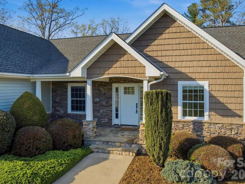 5205 South Oak Circle, Granite Falls, NC 28630.  MLS# CAR4367117, YatesRealty ID 12485. 