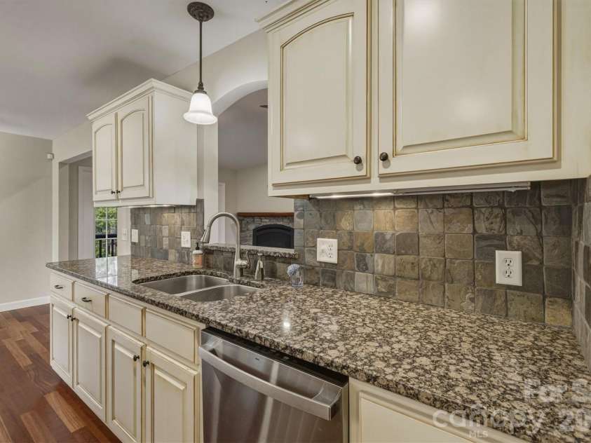 5205 South Oak Circle, Granite Falls, NC 28630.  MLS# CAR4367117, YatesRealty ID 12485. Kitchen with Granite Countertops
