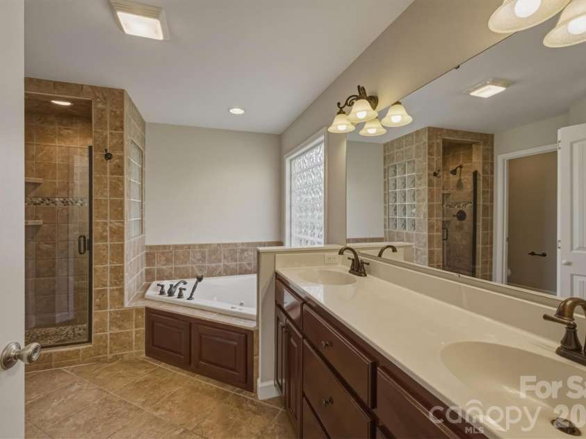 5205 South Oak Circle, Granite Falls, NC 28630.  MLS# CAR4367117, YatesRealty ID 12485. Primary bath entry