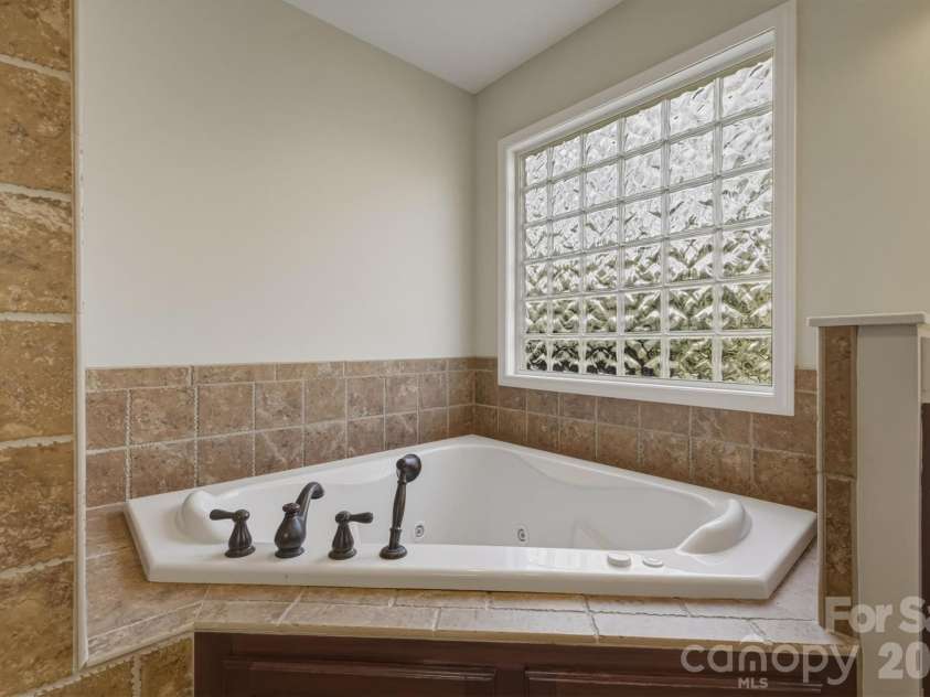 5205 South Oak Circle, Granite Falls, NC 28630.  MLS# CAR4367117, YatesRealty ID 12485. Primary bath jacuzzi tub