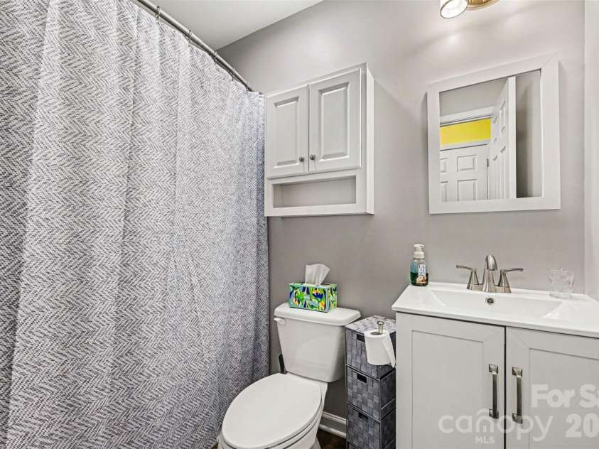 391 Lone Tree Lane, Clover, SC 29710.  MLS# CAR4367245, YatesRealty ID 12487. Upstairs hall bathroom