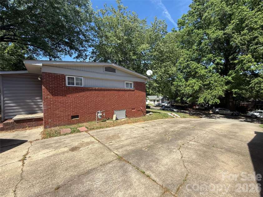 4147 Welling Avenue, Charlotte, NC 28208.  MLS# CAR4370959, YatesRealty ID 12488. 