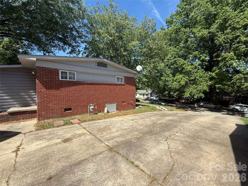 4147 Welling Avenue, Charlotte, NC 28208.  MLS# CAR4370959, YatesRealty ID 12488. 