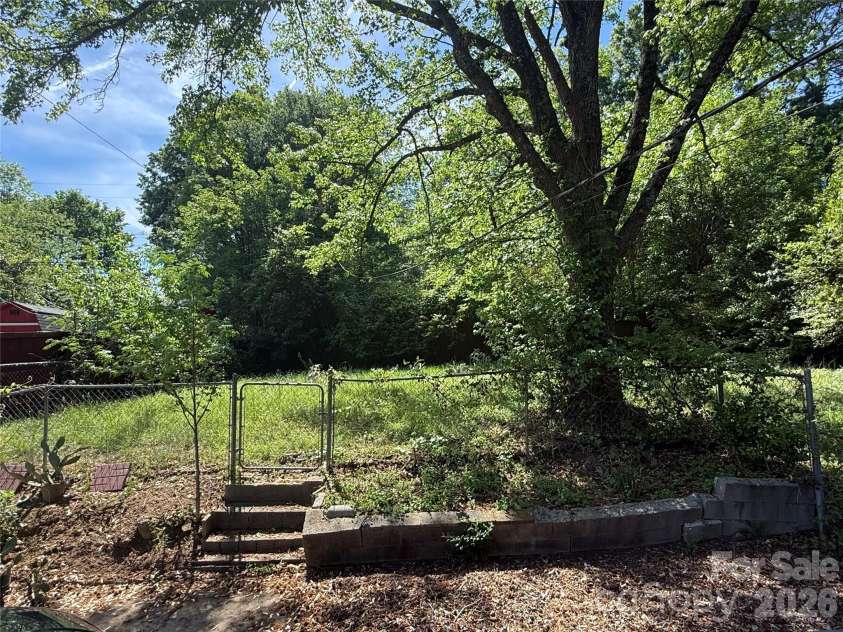 4147 Welling Avenue, Charlotte, NC 28208.  MLS# CAR4370959, YatesRealty ID 12488. 