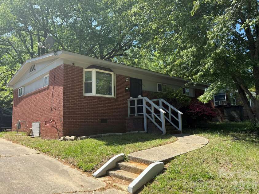 4147 Welling Avenue, Charlotte, NC 28208.  MLS# CAR4370959, YatesRealty ID 12488. 