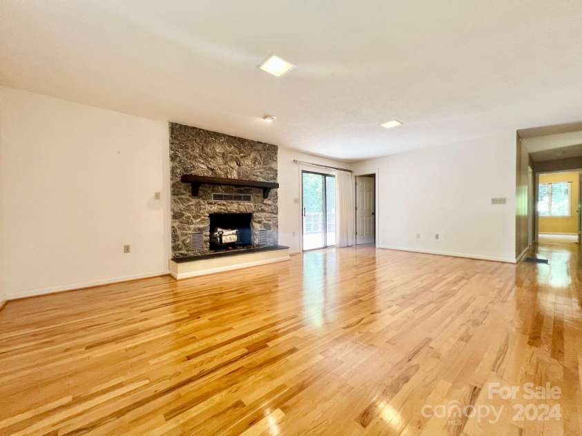 460 27th Avenue Circle, Hickory, NC 28601.  MLS# CAR4178772, YatesRealty ID 1249. 