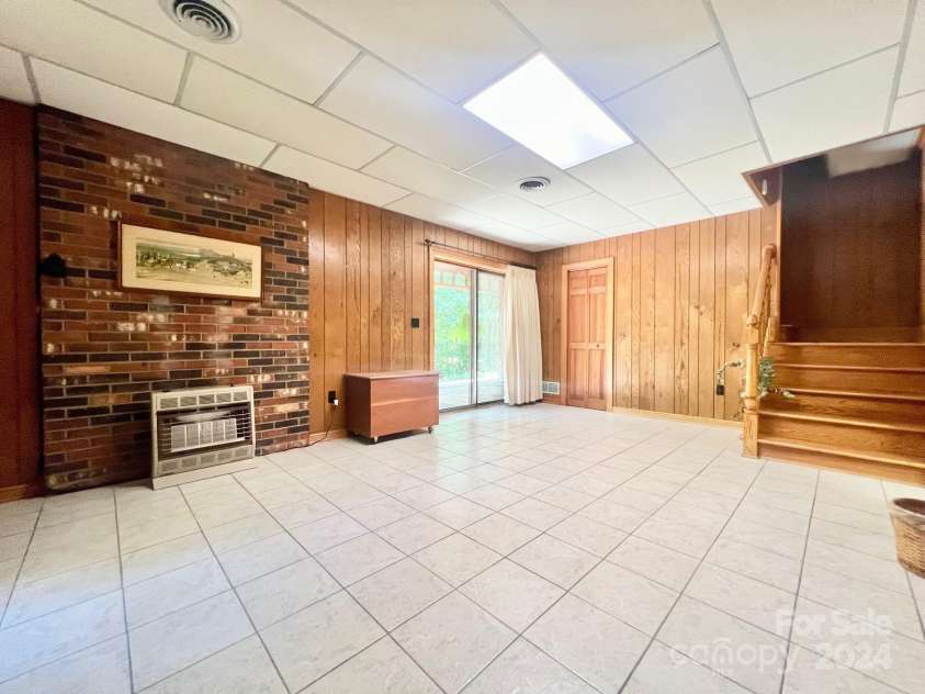 460 27th Avenue Circle, Hickory, NC 28601.  MLS# CAR4178772, YatesRealty ID 1249. 