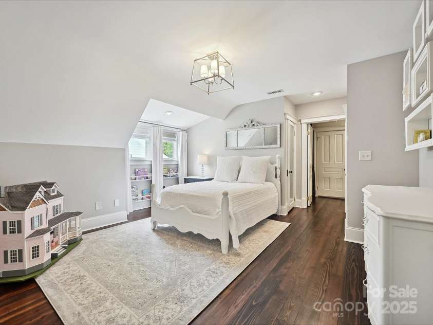 1915 Winthrop Avenue, Charlotte, NC 28203.  MLS# CAR4257559, YatesRealty ID 12490. 