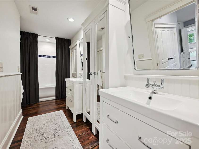 1915 Winthrop Avenue, Charlotte, NC 28203.  MLS# CAR4257559, YatesRealty ID 12490. 