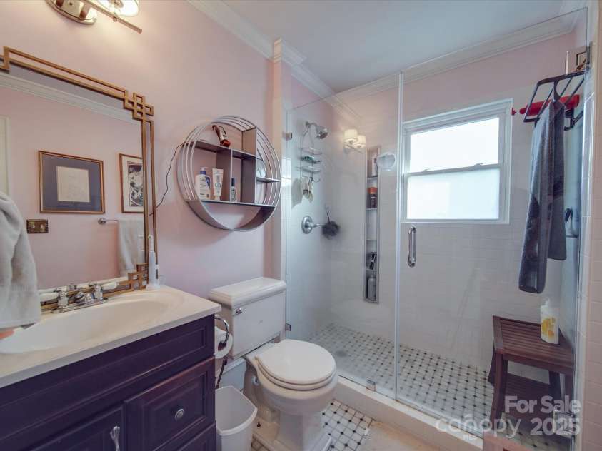 907 Edgewood Circle, Gastonia, NC 28052.  MLS# CAR4255642, YatesRealty ID 12494. Full ensuite Bath