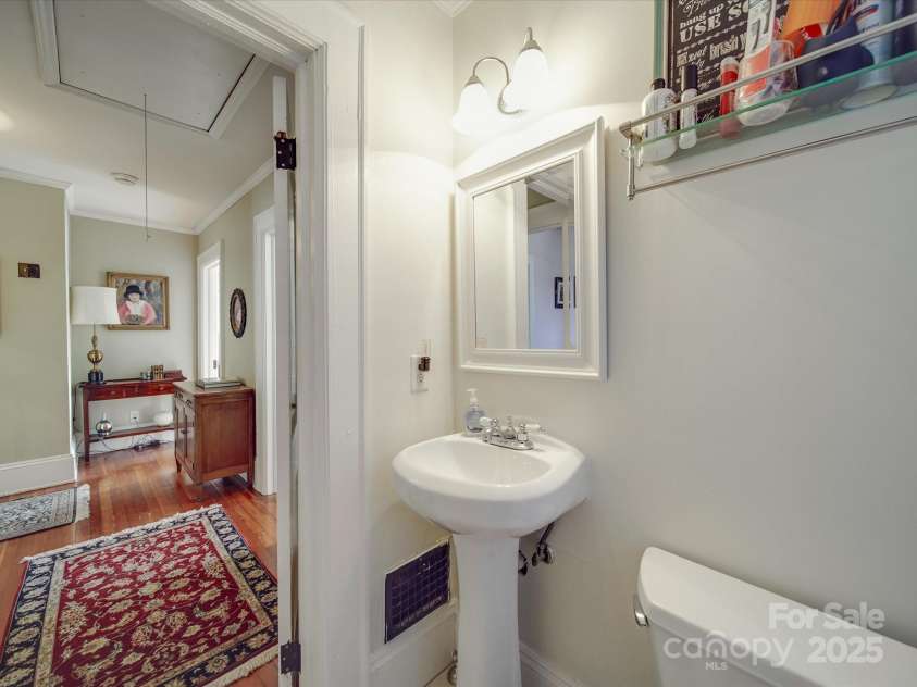 907 Edgewood Circle, Gastonia, NC 28052.  MLS# CAR4255642, YatesRealty ID 12494. Full Hall Bath