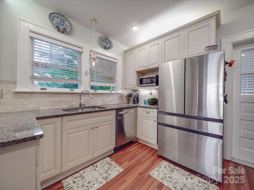 907 Edgewood Circle, Gastonia, NC 28052.  MLS# CAR4255642, YatesRealty ID 12494. Kitchen