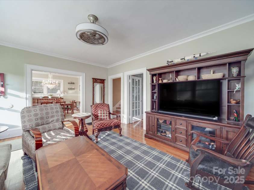 907 Edgewood Circle, Gastonia, NC 28052.  MLS# CAR4255642, YatesRealty ID 12494. Living Room