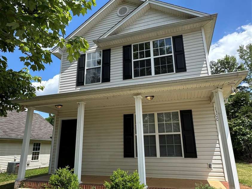 1300 Braveheart Lane, Charlotte, NC 28216.  MLS# CAR4255685, YatesRealty ID 12496. 3 Bedrooms and 2.5 Baths