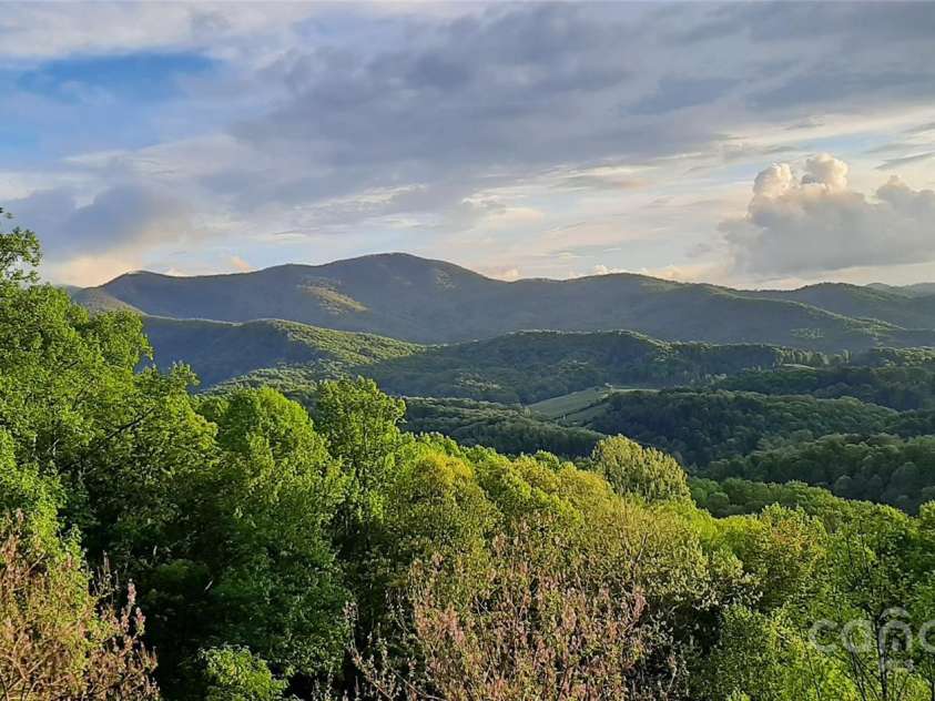 307 Laf A Lot Lane, Burnsville, NC 28714.  MLS# CAR4247581, YatesRealty ID 12497. 