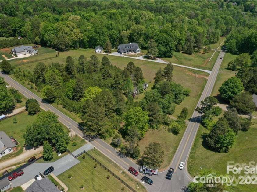 15615 Rocky River Road, Davidson, NC 28036.  MLS# CAR4287023, YatesRealty ID 125. 