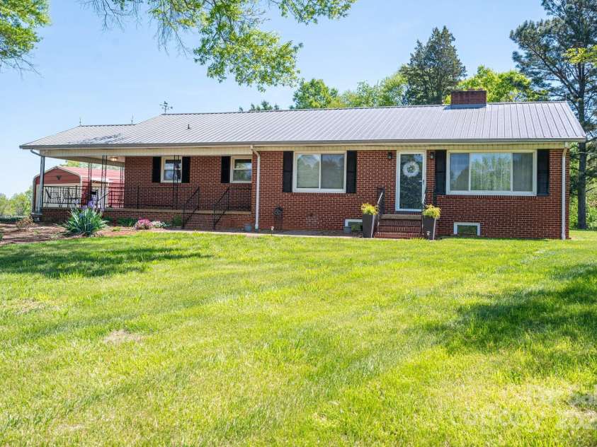 3340 Wrenwood Drive, Newton, NC 28658.  MLS# CAR4248682, YatesRealty ID 12500. 